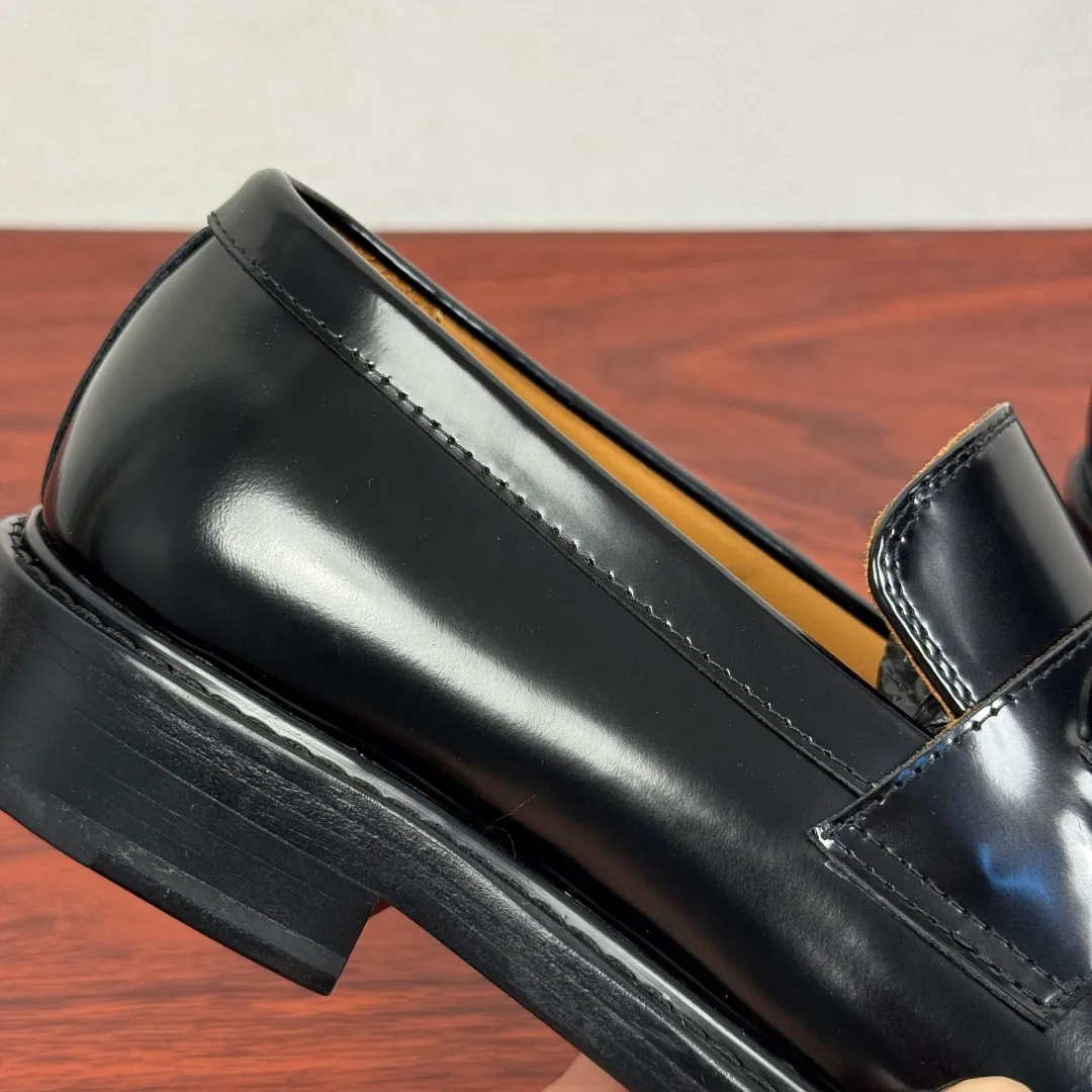 Batch 980 Gucci/Gucci new men's loafers with horsebit buckle! These classic loafers, embellished with a horsebit buckle, embody timeless elegance and pay homage to the brand's rich heritage. The carefully crafted leather sole and semi-circular toe inject new charm into the entire design. Iconic accessories and metal buckle finishes complement each other, classic loose fit, solid color leather highlights the simple and rustic temperament. Select high-quality leather. Pay attention to the details of the leather material. The texture is bright. The leather has excellent toughness. It is soft, comfortable and durable. The dyed calfskin lining has uniform and fine holes, soft and comfortable. The thickened leather outsole and the composite rubber bottom sheet at the heel are extremely comfortable, wear-resistant and non-slip. It is the first choice for light weight. It is versatile and luxurious, and comes with a full set of packaging! Size: 39-40-41-42-43-44 leather shoe size (38.45.46 can be customized) Item number: 812158 Black open edge beads